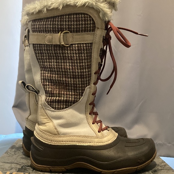 Great condition north face waterproof snow boots size 8 - Picture 4 of 10